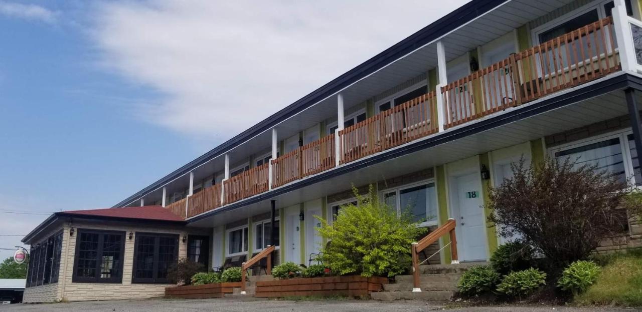 Auberge Happy Logis Lac-Etchemin エクステリア 写真